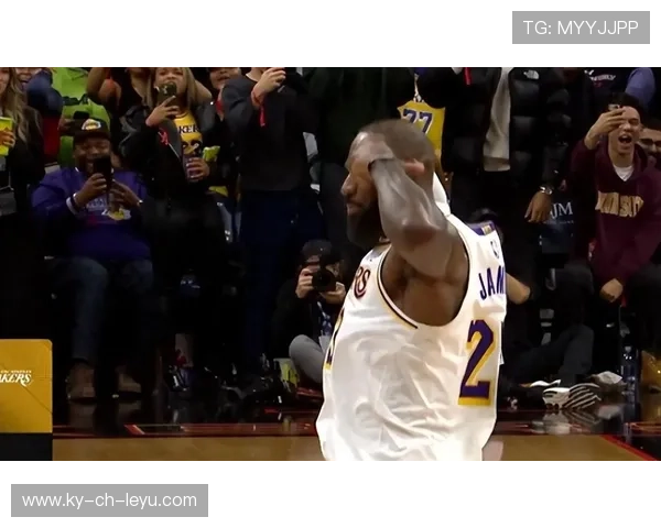 2000年NBA总决赛：湖人靠“魔术师”的表现在关键第七场击败费城76人，夺冠成功。