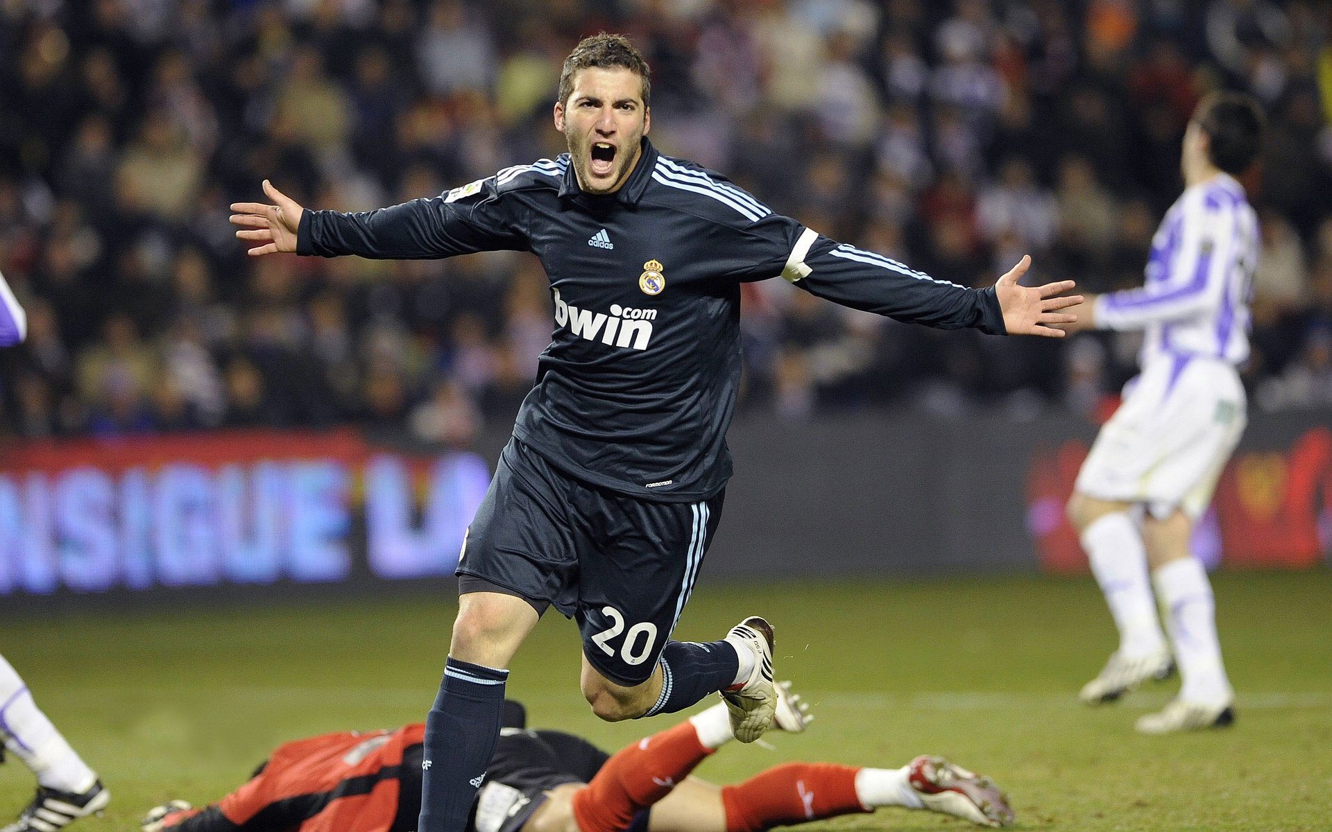 7400万英镑买来2球前锋？曼联新援塞斯科陷入质疑，曼联shaw